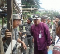Satpol PP Pekanbaru Tertibkan Bangunan Liar di Suekarno Hatta