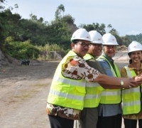 Wakili Jokowi, Rini Soemarno tinjau pembangunan Tol Padang-Pekanbaru