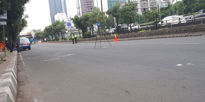 Polisi olah TKP kecelakaan tewaskan Produser RTV di Jalan Gatot Subroto