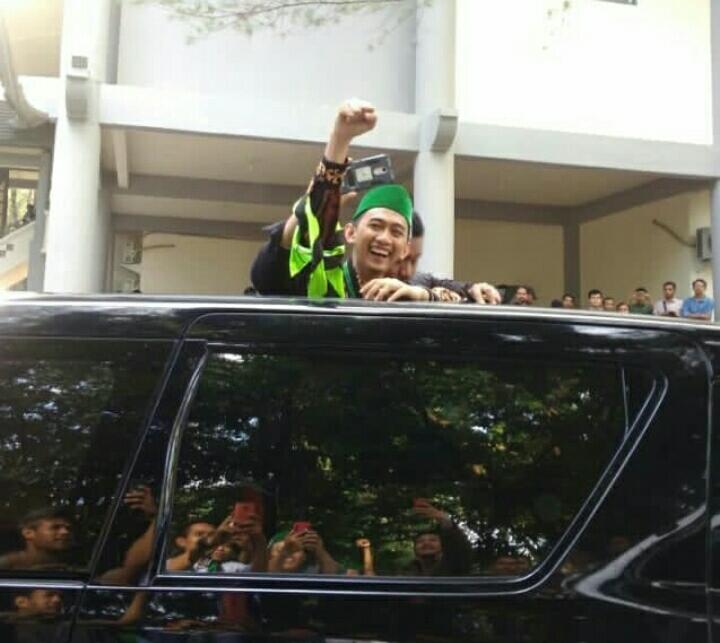 Direktur Eksekutif LEPPAMI PB HMI : Foto Ketua Umum PB HMI terpilih mengenakan slayer LEPPAMI dilengan kanan beliau, yang dipasangkan langsung oleh Direktur Eksekutif BAKORNAS LEPPAMI PB HMI