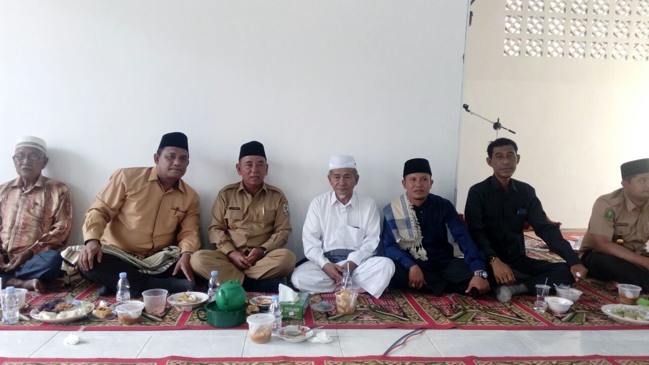 Bupati HM Harris ketika meresmikan Surau Suluk Baitul Huda di dampingi Anggota DPRD Pelalawan Said Masudi, Kepala KUA Kuala Kampar Sudur S.Fil, Camat Kuala Kampar Roby Ardelino, STTP. M.IP, dan Tokoh Agama Kecamatan Kuala Kampar 