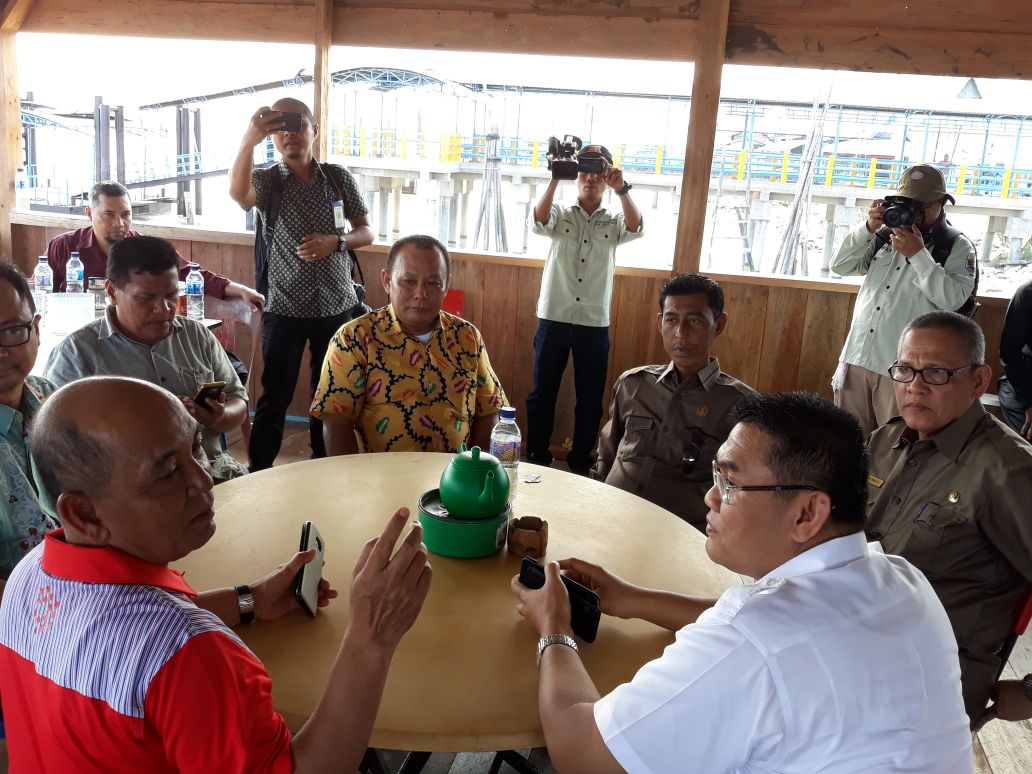 Direktur Bank Riau Kepri DR. Irvandi Gustari Bupati Pelalawan H.M Harris, Anggota DPRD Kabupaten Pelalawan Said Marsudi, saat selesai meninjau Lokasi Pendirian Kantor Cabang Pembantu Bank Riaukepri di Kuala Kampar 