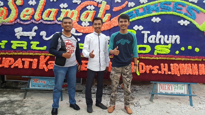 Ketua Generasi Muda Pekanbaru ( Broery MP Nainggolan ) Pimred Haluanpos.com (Sarwan Kelana) dan Pimred Penyalainews.com ( Rezky FM ) di perayaan Hari Jadi Haluanpos.com yang ke-2