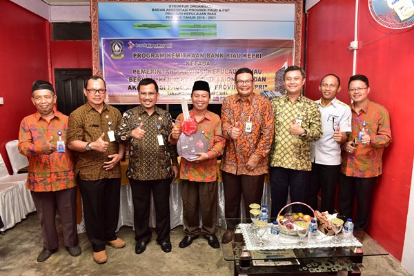 Foto Bersama : Sekretaris Daerah Provinsi Kepri  Dr.H.T.S. Arif Fadillah, S.Sos, M.Si &  Direktur Operasional Bank Riau Kepri Denny M. Akbar menandatangani Berita Acara Serah terima CSR Bank Riau Kepri