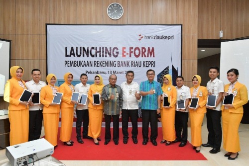 Direktur Utama Bank Riau Kepri DR. Irvandi Gustari bersama Komut HR. Mambang Mit dan Komisaris Independen  beserta para Front Liners Cabang Utama pada saat launching e Formulir pembukaan rekening Bank Riau Kepri