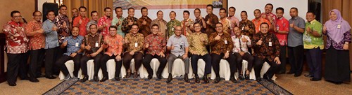 Bank Riau Kepri Terapkan Job Empowerment Untuk Menjawab Tantangan Bisnis 2018 Jajaran Komisaris dan Direksi beserta seluruh Pemimpin Cabang Bank Riau Kepri dan Para Pemimpin Cabang Pembantu di wilayah Kepulauan Riau usai melakukan Acara Sosialisasi Job Empowerment terkait tantangan bisnis 2018