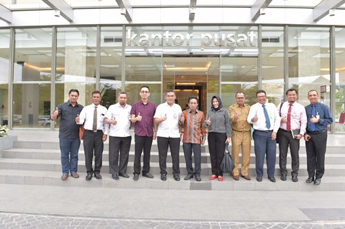 Ketua Komisi C DPRD Kabupaten Bengkalis Indrawan dan anggota DPRD lainnya bersama Dirut Bank Riau Kepri DR. Irvandi Gustari dan Direktur Operasional Bank Riau Kepri Denny M. Akbar serta Pincab Bengkalis Imran usai pertemuan di Ruang Rapat Direksi lantai 8