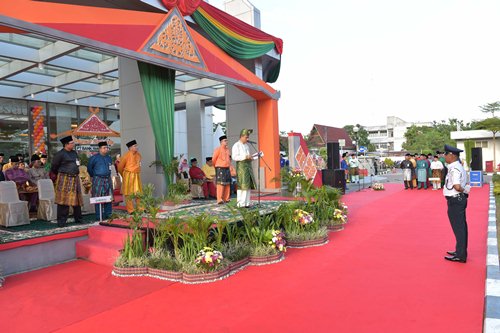 Sekretaris Daerah Provinsi Riau H. Ahmad Hijazi menjadi Pembina Upacara saat penyelenggaraan upacara sempena Hari Ulang Tahun Bank Riau Kepri ke 52