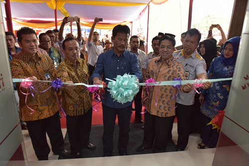 Walikota Batam H.Muhammad Rudi, SE, MM menggunting pita tanda diresmikannya Kantor Baru Bank Riau Kepri Capem Batu Aji dan Kantor Kas RSUD Embung Fatimah