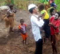 Momen haru dan lucu Presiden Jokowi bertemu Jokowi kecil di Asmat