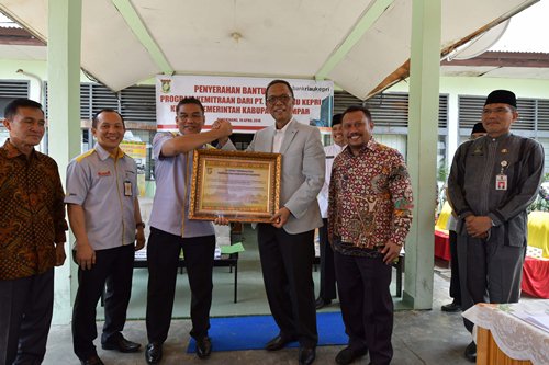 Bupati Kabupaten Kampar H. Aziz Zaenal, SH, MM menerima langsung CSR Bank Riau Kepri berupa peralatan pencetakan KTP Elektronik berupa Dua Unit Printer, Dua Unit PC dan 2 Unit UPS yang diserahkan oleh Direktur Utama Bank Riau Kepri DR. Irvandi Gustari