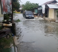 Hujan Turun Hampir 2 jam, Ruas jalan dan pemukiman di Pekanbaru digenangi air