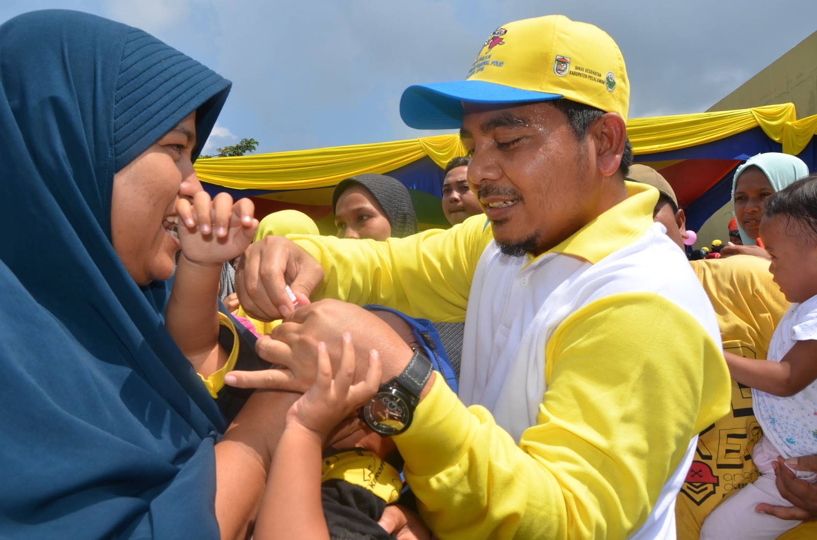 Nasarudin, SH. MH saat memberi imunisasi kepada bayi di kabupaten Pelalawan beberapa waktu lalu (Foto Dokumen Istimewa) 
