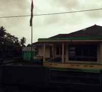 Bendera Merah Putih terlihat lusuh dikantor cabang oleh PT. Sarimadu Jayasuna 