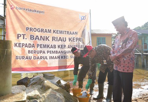 Bupati Kep. Anambas – Kepri, Abdul Harris, SH bersama Direktur Utama Bank Riau Kepri DR. Irvandi Gustari melakukan peletakan batu pertama Musholla Darul Iman yang merupakan CSR Bank Riau Kepri, Selasa (10/7/18). 