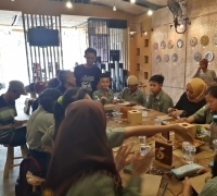 Semangat Dan Antusiasnya Siswa Mencukil Kayu Untuk Karya Yang Baru