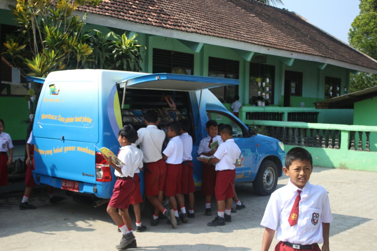 Koleksi Buku Yang Beragam, KKN 77 UMM Ajak Siswa SD Semangat Membaca