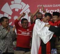 Jokowi dan Prabowo dipeluk atlet silat Asian Games sembari diselimuti bendera Merah Putih 