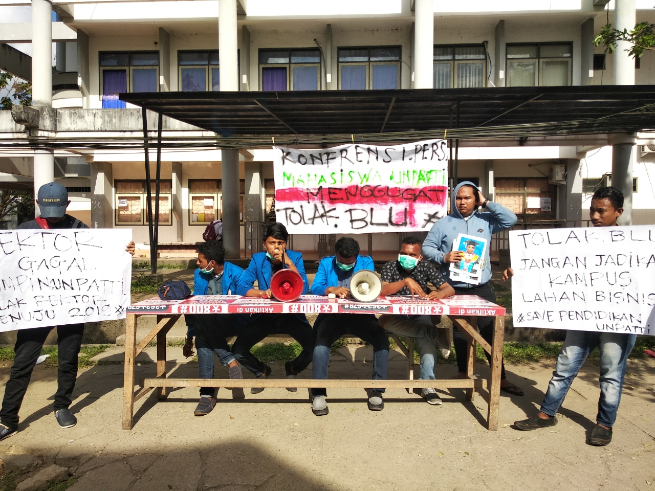 Konferensi Pers Mahasiswa UNPATTI : Rektor Gagal, Turunkan Rektor Di Tengah Jalan