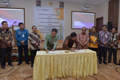 Kepala Kejati Kepulauan Riau Dr. Asri Agung Putra, SH, MH bersama Dirut Bank Riau Kepri DR. Irvandi Gustari, Komut HR. Mambang Mit beserta Komisaris Independen Taufiqurrahman, Direktur Kepatuhan & Manajemen Risiko Eka Afriadi, Kepala OJK Kepulauan Riau 
