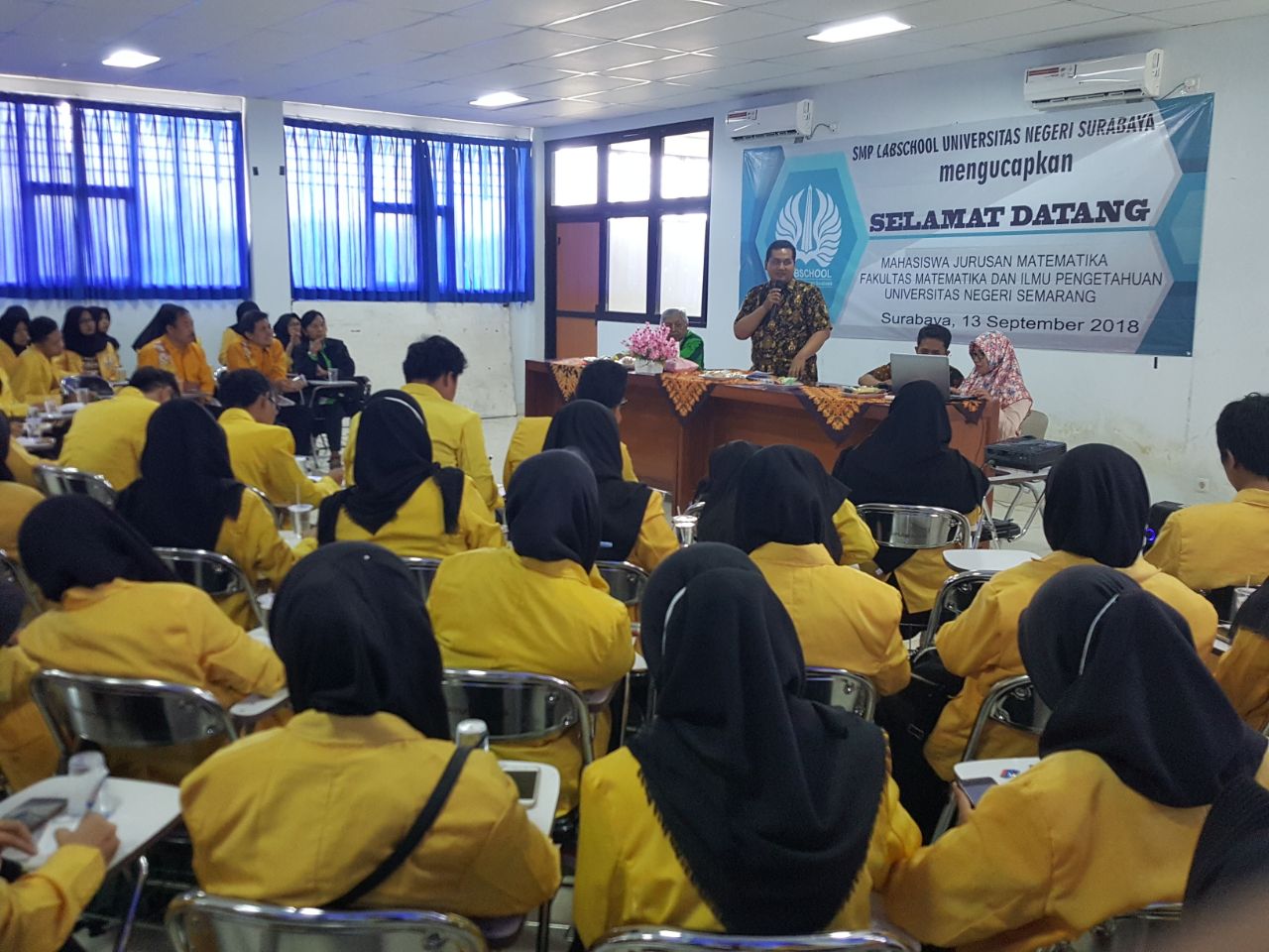 Mahasiswa Unnes Kunjungi SMP Labschool Unesa Lidah Wetan