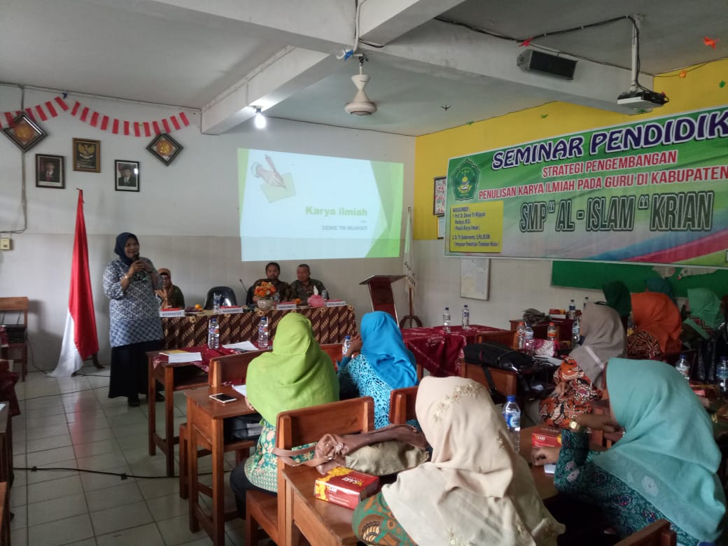 Pelatihan Karya Tulis Ilmiah Untuk Guru SMP Swasta Di Sidoarjo