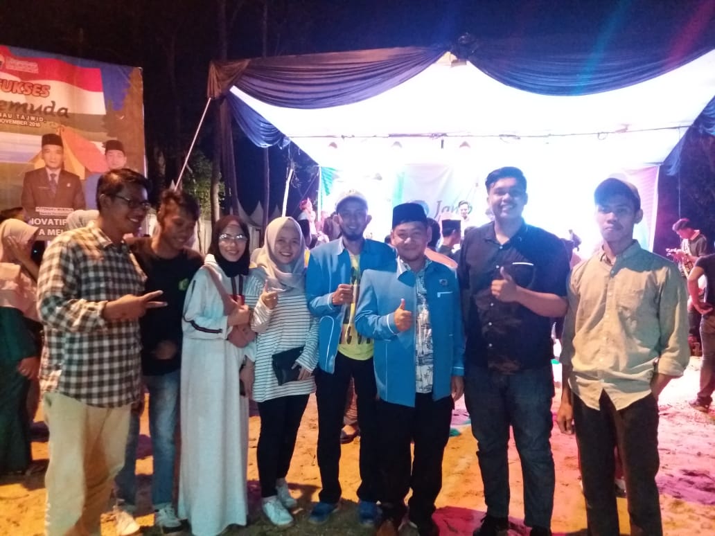 7 Orang Pemuda dan Pemudi Kuala Kampar Ikuti Jambore Pemuda Pelalawan Foto Bersama Ketua DPD KNPI Kabupaten Pelalawan Adi Sukemi, ST, MM, Sektertaris DPD KNPI Kabupaten Pelalawan Said Abu Sufian, SH dan 7 Pemuda-Pemudi kecamatan Kuala Kampar saat pembukaan Jambore Pemuda Pelalawan Tahun 2018