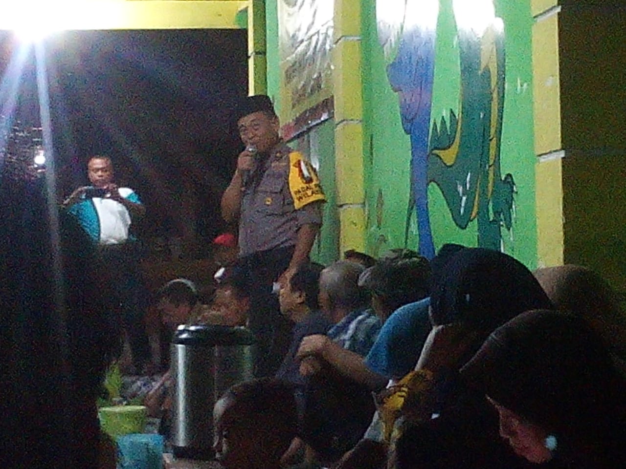 Kapolsek Asemrowo Ingatkan Warga Tetap Bersikap Kritis dan Bijak Atas Informasi yang Beredar Saat Kapolsek Asemrowo Nursuhud berbicara di hadapan warga