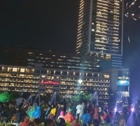 Malam Tahun Baru, Warga Padati Car Free Night di Bundaran HI-Monas