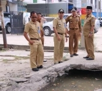 Bupati Pelalawan H.M.Harris Lakukan Peninjauan Drainase di Seputar Jlan Lintas Timur 