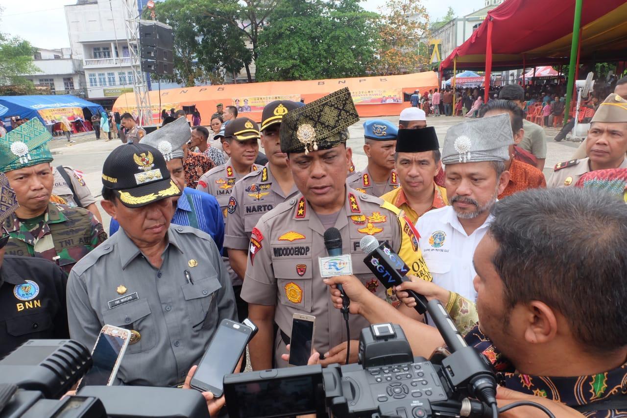 Bupati Inhil Dan Kapolda Riau Bagikan 400 Sembako Dan 500 Sertifikat Tanah Gratis