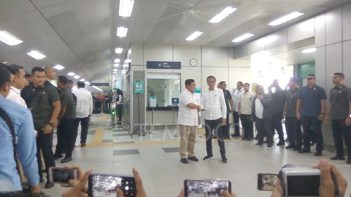 Hormat Prabowo ke Jokowi dan Tawa di Stasiun MRT Lebak Bulus