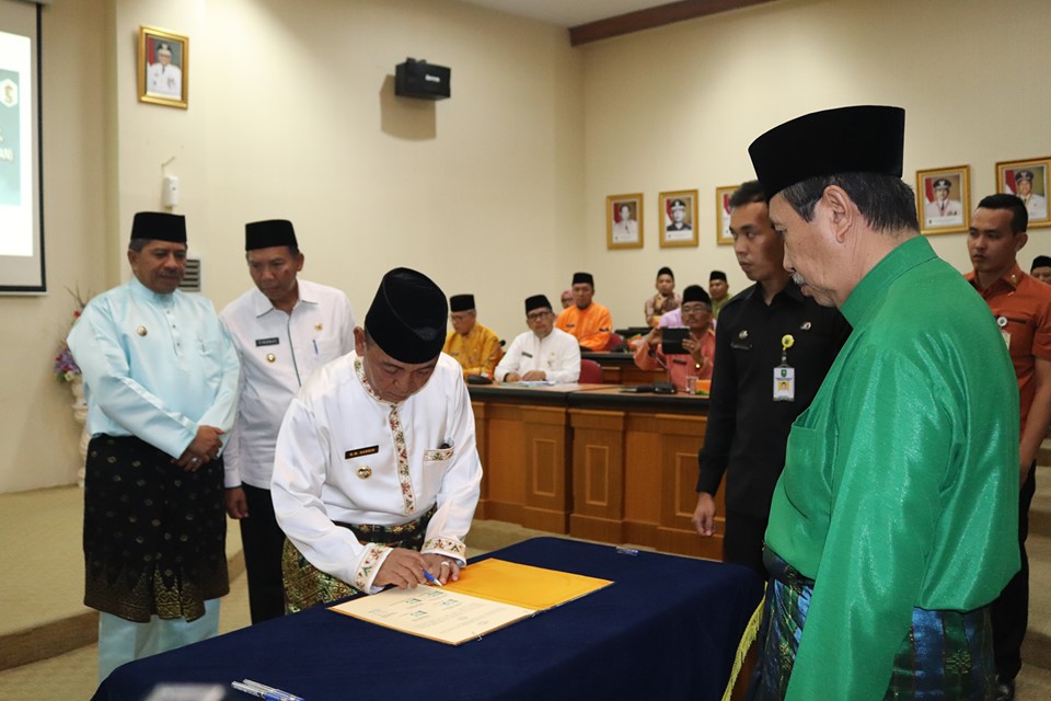Bupati Pelalawan H.M.Harris lakukan Penandatanganan Pekansikawan Bupati Pelalawan H.M Harris saat menandatangi Pekansikawan di saksikan langsung oleh Gubernur Riau Syamsuar