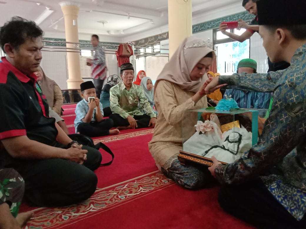 Penuh Haru, Pria Kurir Narkoba Akhirnya Nikahi Sang Kekasih di Polres Kampar