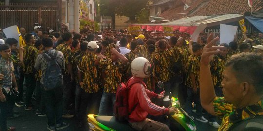 Massa AMPG Masih Bertahan di DPP Golkar, Polisi Tak Bisa Berbuat Banyak