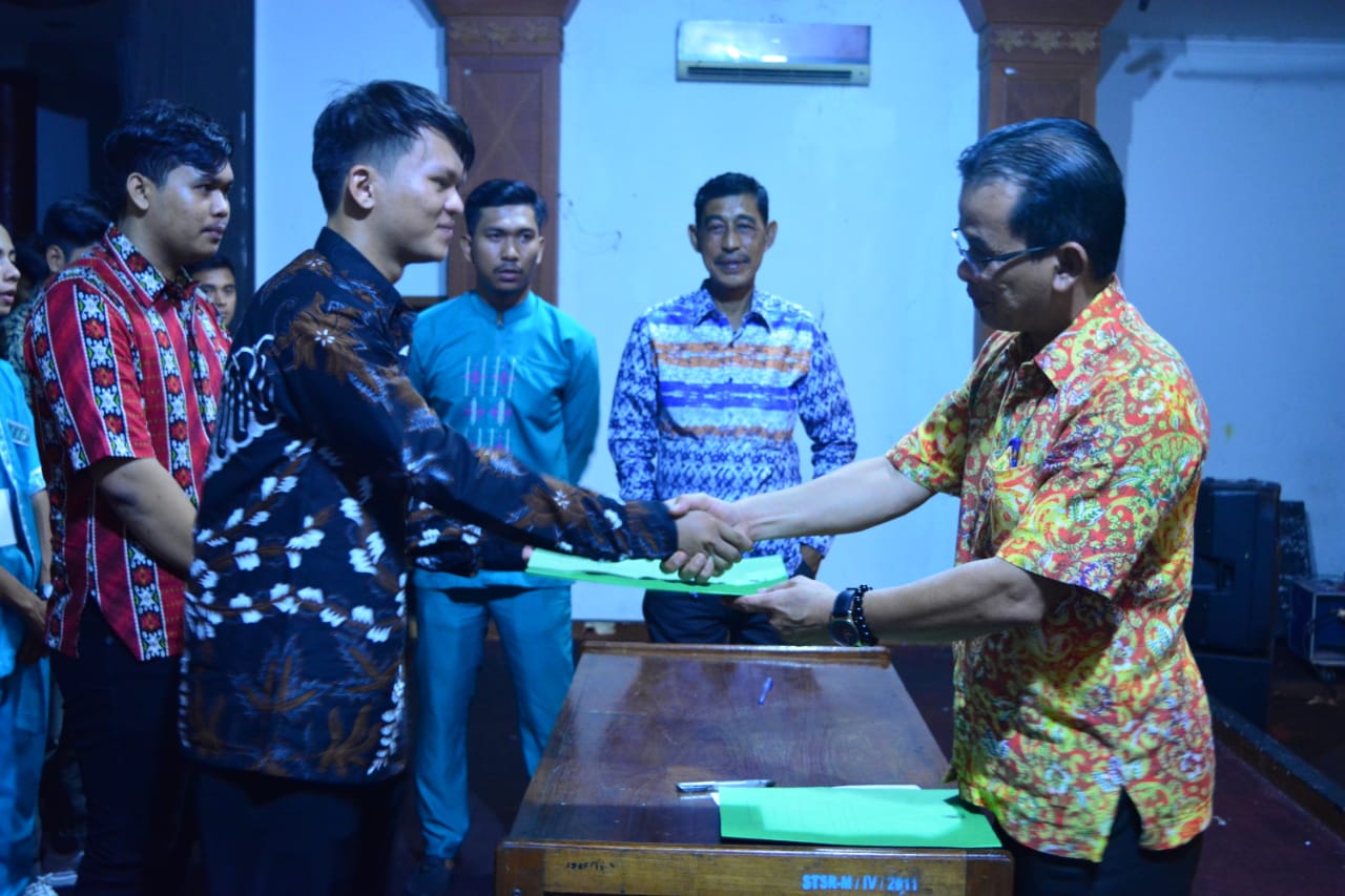 Camat Kuala Kampar T. Eddy Zuchjar, S.Sos disaksikan oleh Anggota DPRD Pelalawan  Said Mashudi, saat menyerahkan SK kepada Pengurus IPELMA KK Periode 2019-2020. 