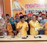 Maju di Pilkada Pelalawan, Simpatisan Peci Merah hantarkan H.Nasarudin mendaftar di Golkar