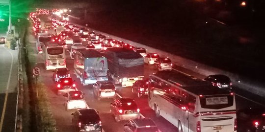 Arus Balik Libur Natal, Lalu Lintas Tol Japek Arah Jakarta Padat