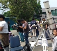 Warga Ramai Datang, TIM Bagikan 5.800 Kacamata Lihat Gerhana Matahari