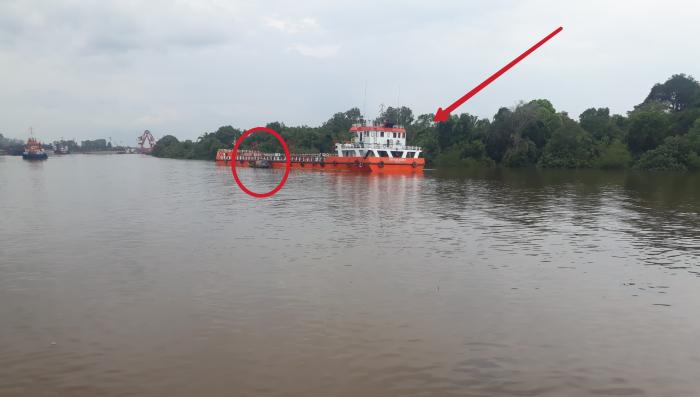 Diduga Tanki Kapal SPOB Wijaya Kusuma 2 Samarinda Bocor dan Cemari Aliran Sungai Siak