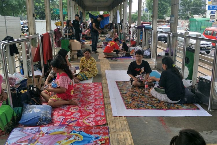 Rumah Masih Penuh Lumpur, Warga Rawa Buaya Bertahan di Halte Jembatan Baru