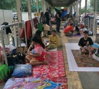 Rumah Masih Penuh Lumpur, Warga Rawa Buaya Bertahan di Halte Jembatan Baru