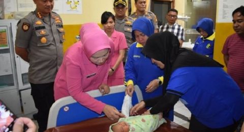 Cuma Modal Kardus, Bayi Dibuang Orang Tua di Halaman Warga di Pekanbaru