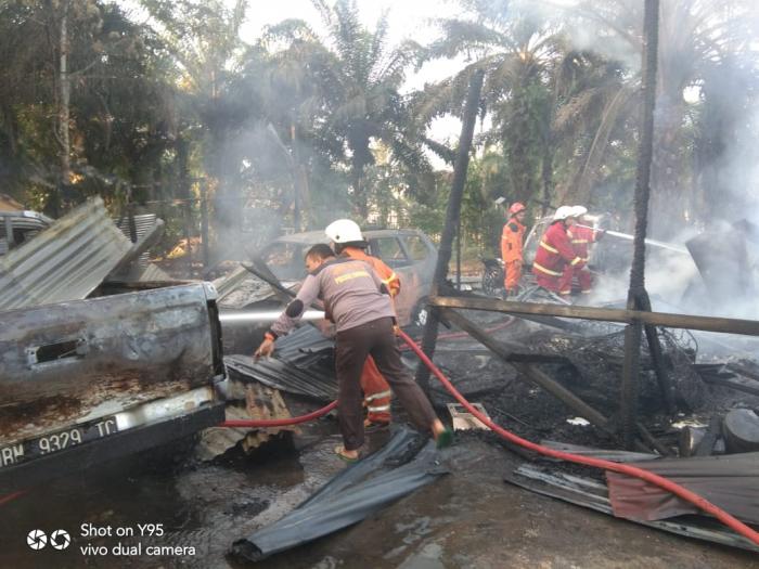 Kebakaran Gudang di Rimbo Panjang, 3 Mobil dan 2 Sepeda Motor Ikut Hangus