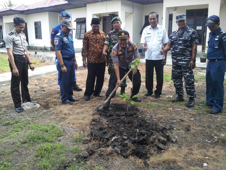Peduli terhadap lingkungan, Polsek Kuala Kampar laksanakan Giat Menanam Pohon