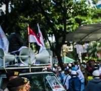 Massa Demo Pro dan Kontra Anies Nyaris Bentrok Karena Kabar Hoaks