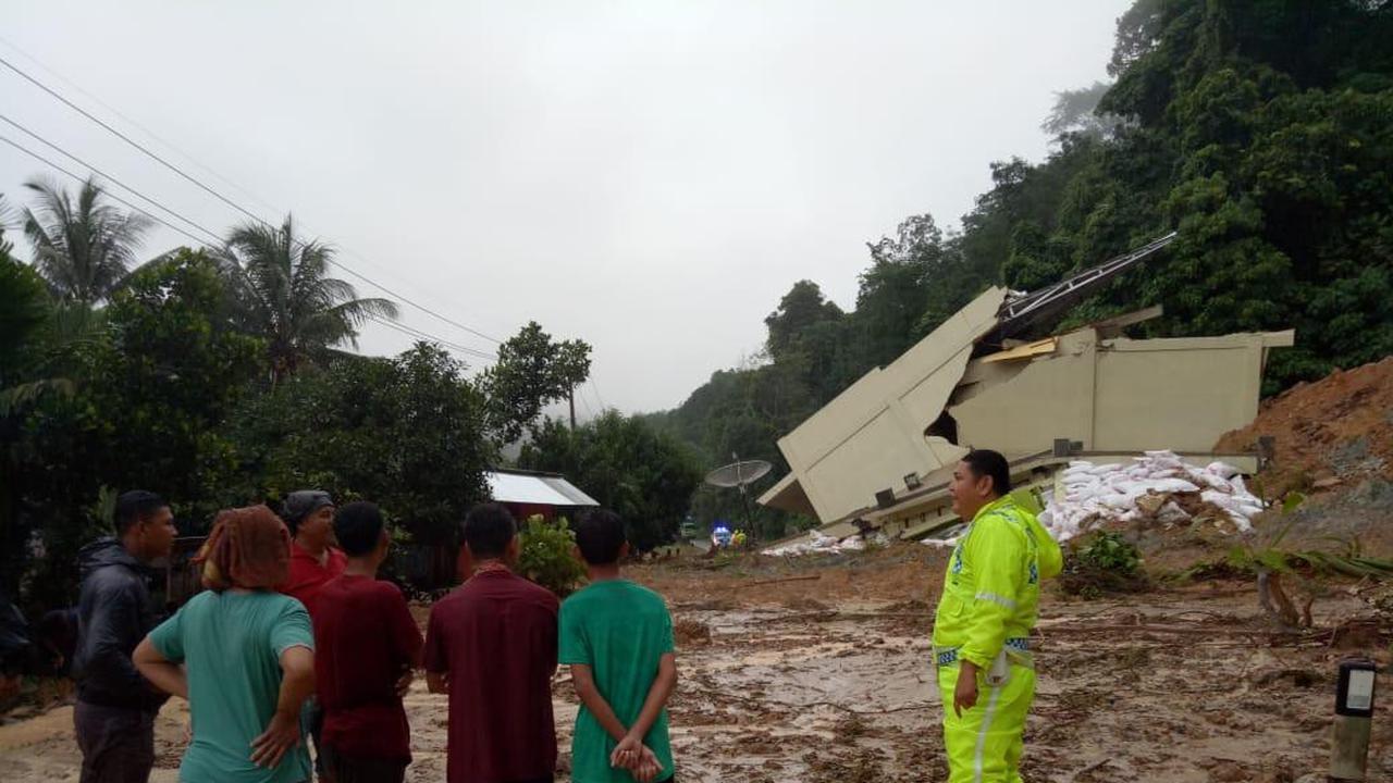Longsor Melanda Sijunjung, Jalur Sumbar-Jambi Terputus