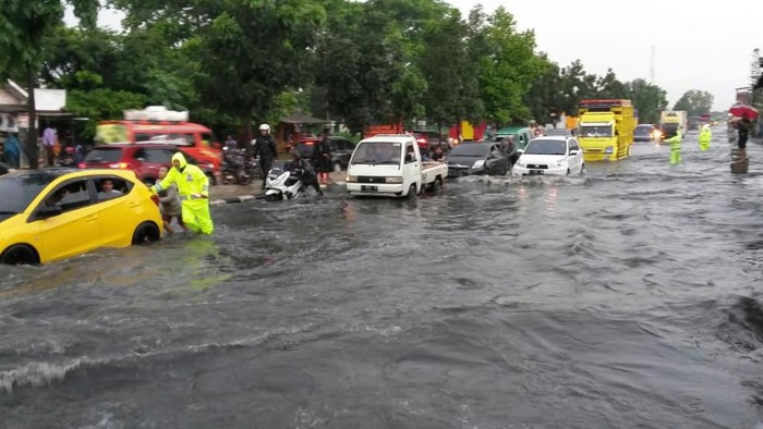 Jalan Bandung-Garut Terendam Banjir, Polisi: Gunakan Jalur Alternatif