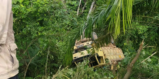 Mobil Truk Membawa Puluhan Siswa Masuk Jurang