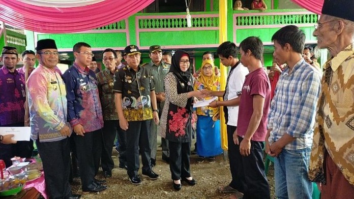 Bupati Serahkan Bantuan Rehab 46 Rumah Korban Banjir Semaka